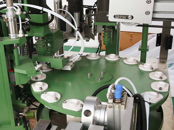 15vip太阳成集团古天乐为哈希实验室定制试管灌装旋盖一体机