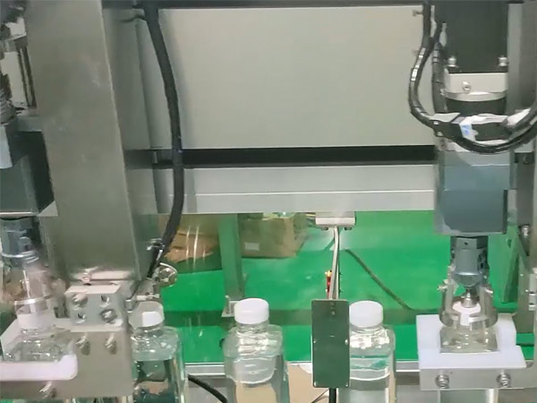 自动化包装设备厂家15vip太阳成集团古天乐带你深度认识跟随式旋盖机